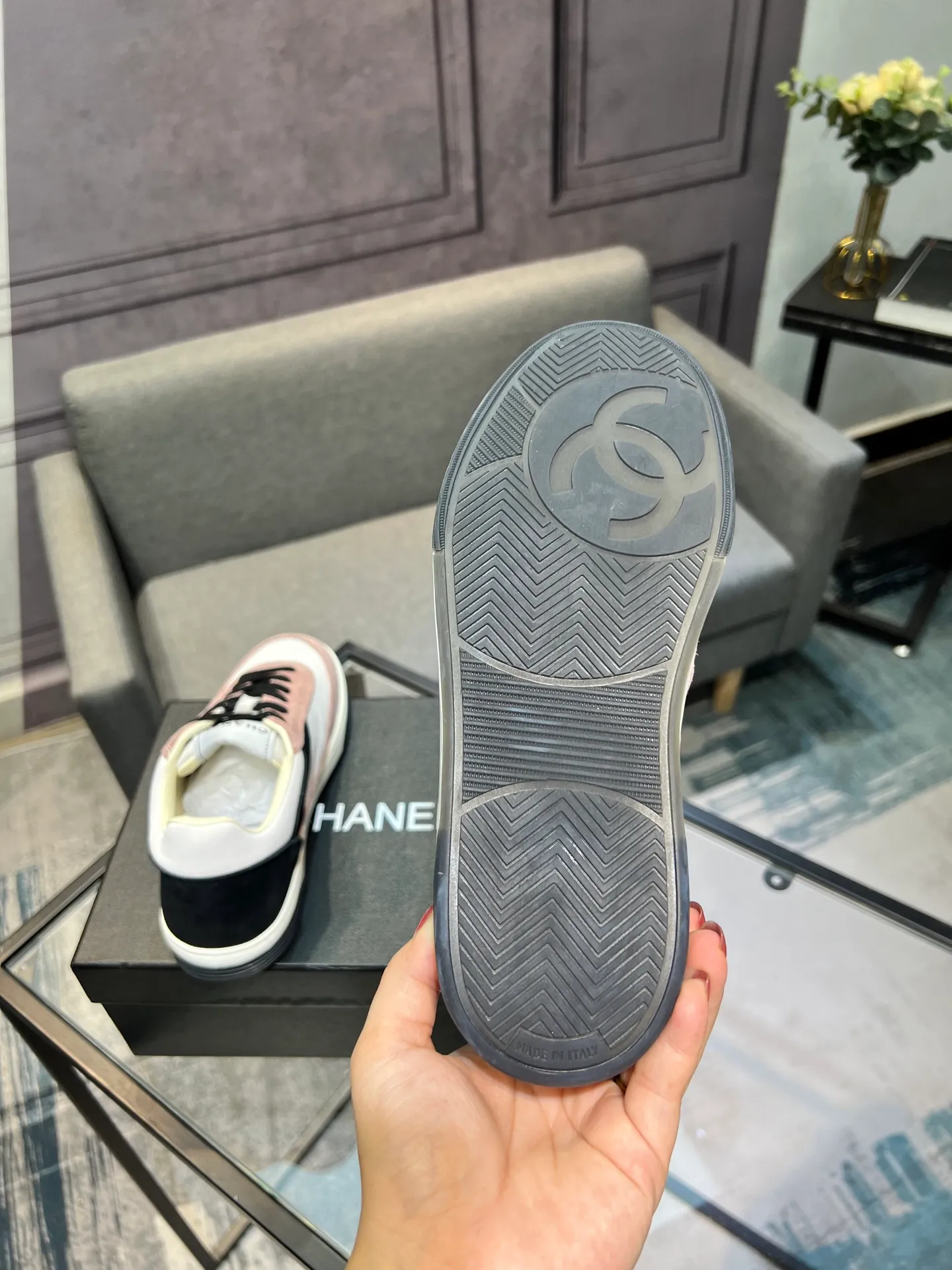 Men's men's shoes 💰620 Exclusive real shot (top version) CHANEL Chanel's new panda sneakers Panda shoes Chanel 2025ss color matching thick-soled casual sports shoes sneakers Counter synchronization The counter is very popular Very difficult to buy a shoe The most popular thick-soled panda shoes on the Internet It is obvious that Xiaoxiang control cannot miss it Simple and versatile white shoes that have both good looks and comfort Thick sole increases height, is super versatile and can be worn with eyes closed😍 Whoever wears it will look better. Upper: calfskin. Lining: imported sheepskin lining. Outsole: TPU original outsole. Size: 35-44 (41 for women, 40 for men, custom made).